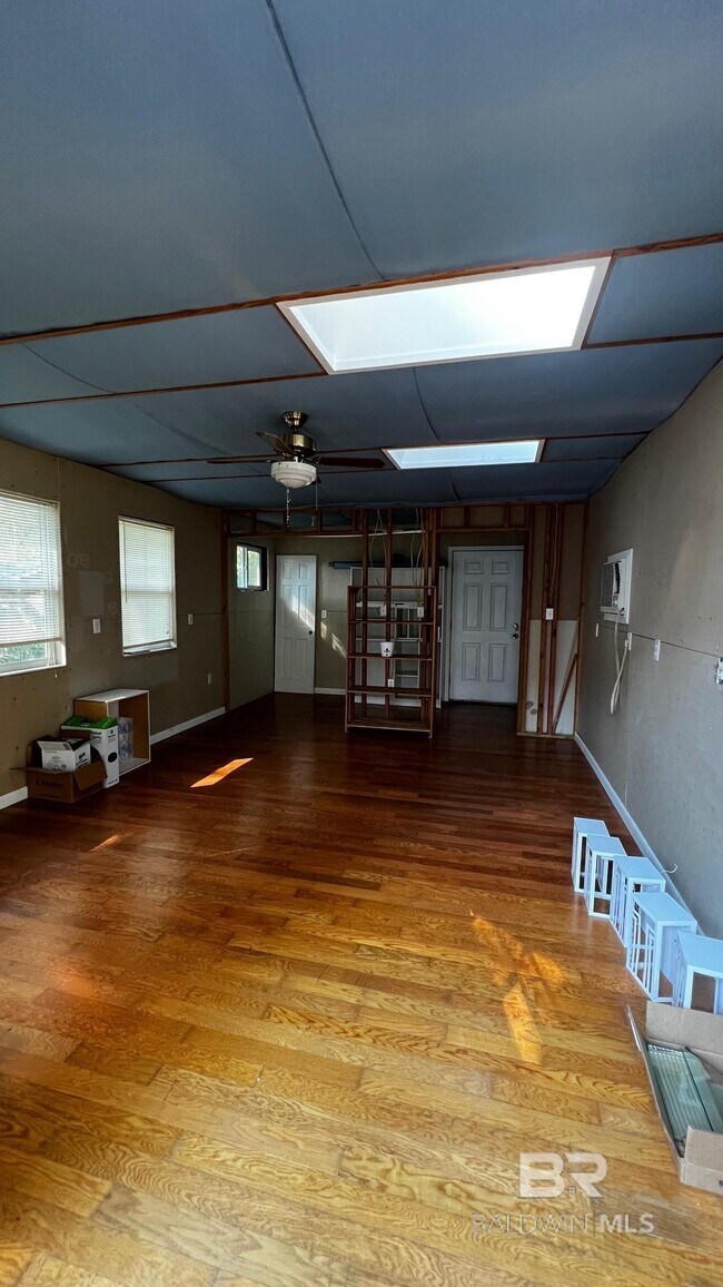 Building Photo - 905 Van Ave