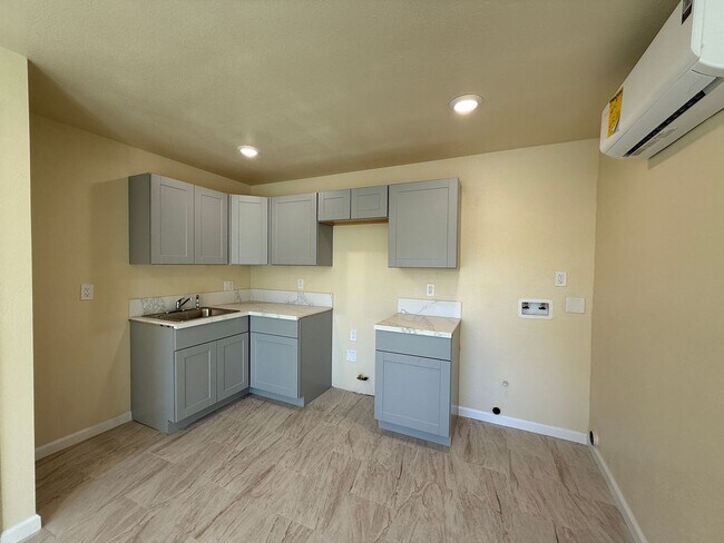 Building Photo - R71300