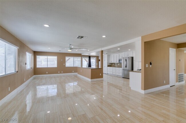 Building Photo - 3966 Green Leaf Dr
