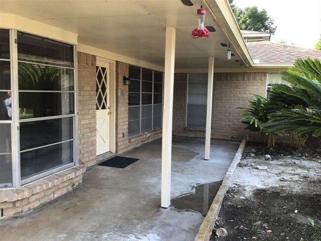 Building Photo - 1215 Ashwood Dr
