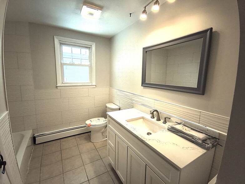 Building Photo - 48 Tiffany St