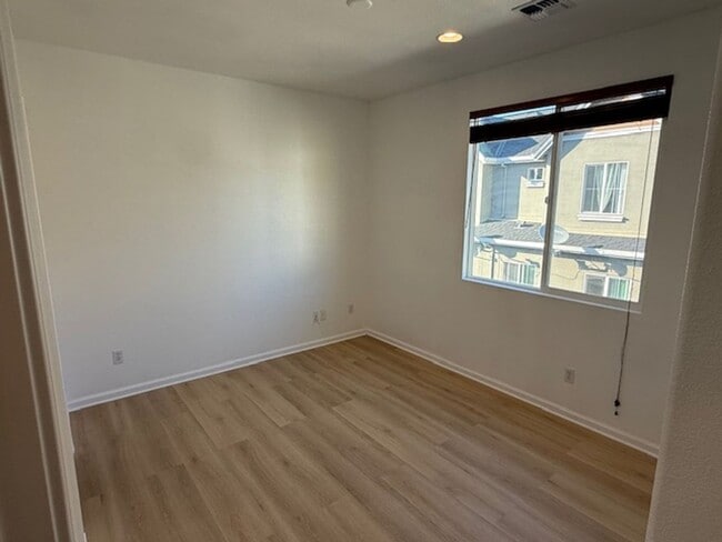 Building Photo - 3-Bedroom Townhome in Central Richmond Near Richmond BART Station