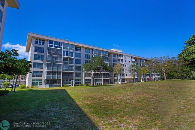 Building Photo - 2600 S Course Dr