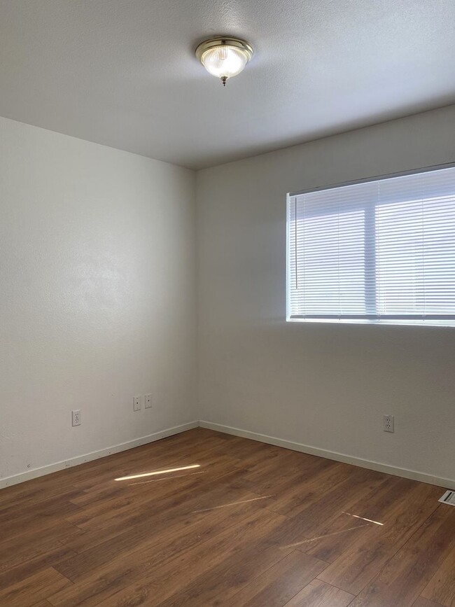 Building Photo - Don’t Miss Out on this 3/2.5 home