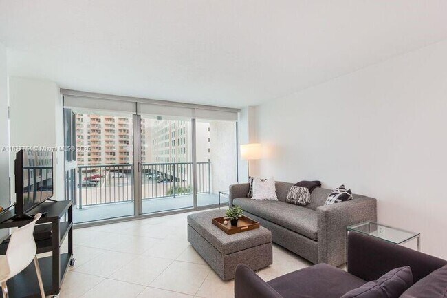 Building Photo - 2655 Collins Ave