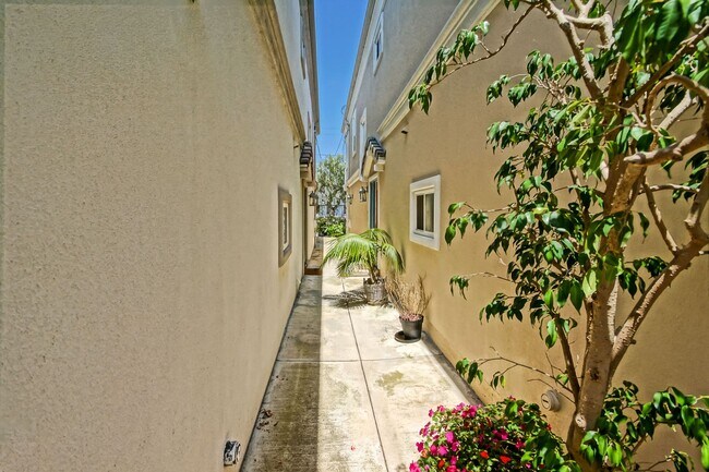 Building Photo - VERY BRIGHT, SPACIOUS & AIRY GOLDEN HILLS ...