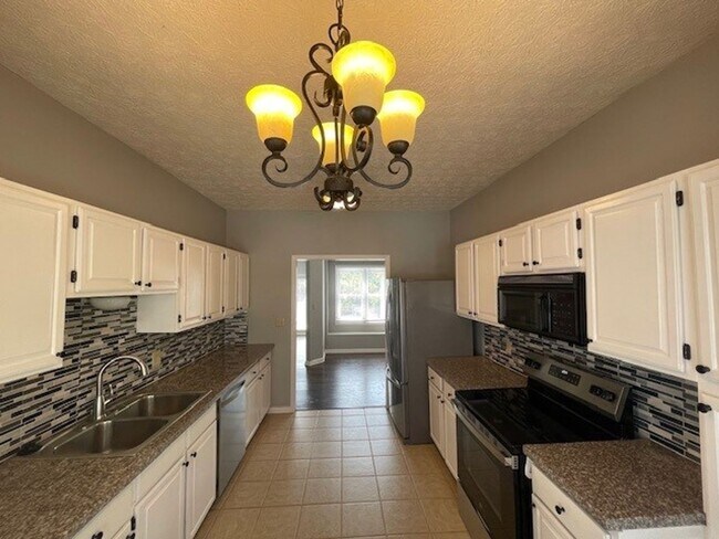 Building Photo - STYLISHLY UPDATED 3 BEDROOM CONDO IN LENNO...