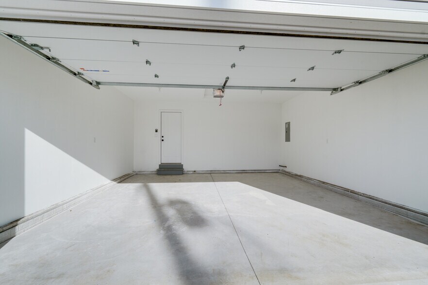 Building Photo - 8096 Memorial Hwy
