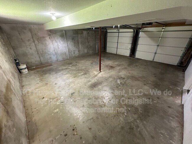 Building Photo - 424 NE Lakeview Dr