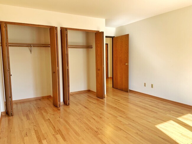 Building Photo - Spacious 1 Bedroom Unit, Downtown Waukesha...