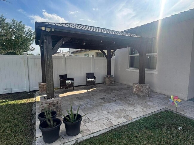 Building Photo - 8010 NW Greenbank Cir