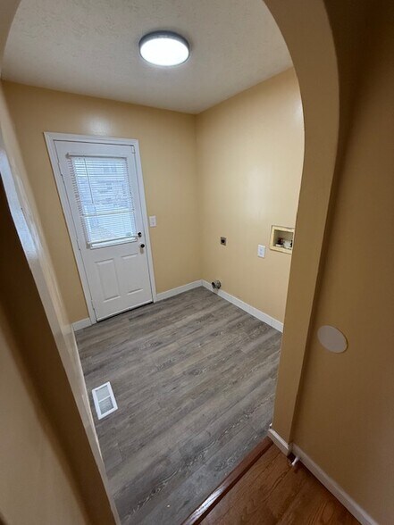 Building Photo - 3221 Kings Realm Ave