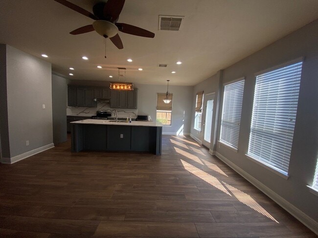 Building Photo - 2101 Crestwind Ct