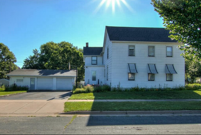 Building Photo - 740 Broadway St