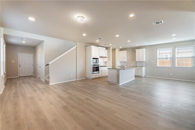Building Photo - 220 Trailside Ln