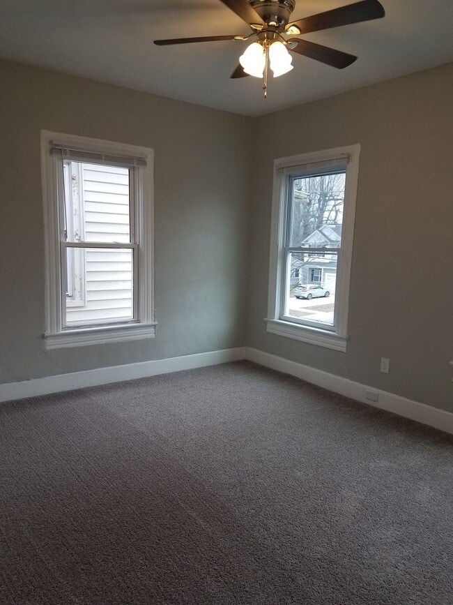 Building Photo - Spacious 4 bedroom 2 bath renovated single...