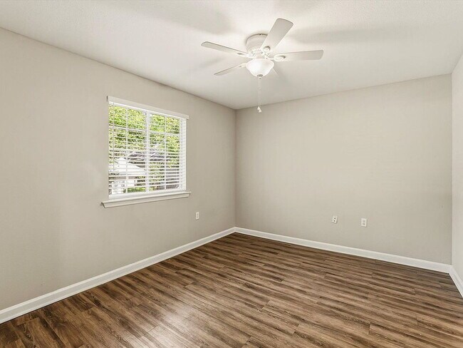 Building Photo - 3-bedroom 3-bathroom condo off Tharpe, great location, newly updated!