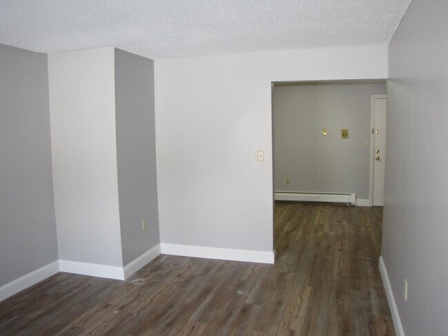 Building Photo - 1301 Bodwell Rd