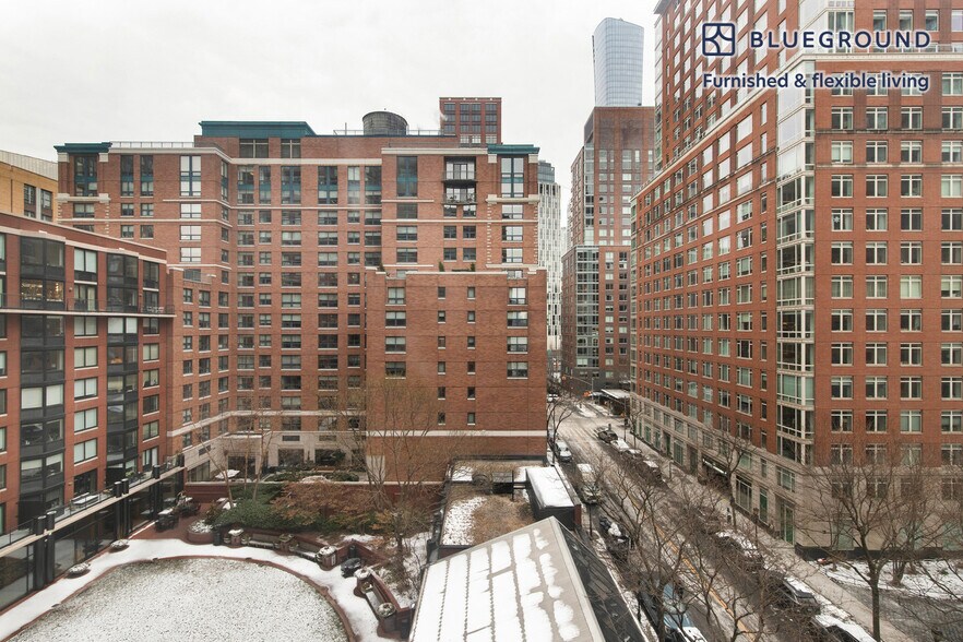 Building Photo - 400 Chambers St