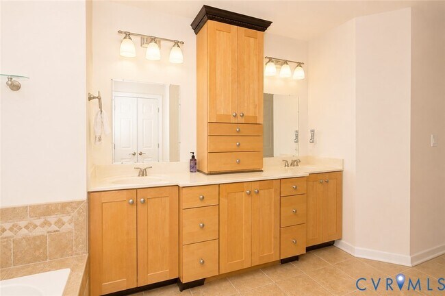 Building Photo - 11320 Sadler Oaks Dr