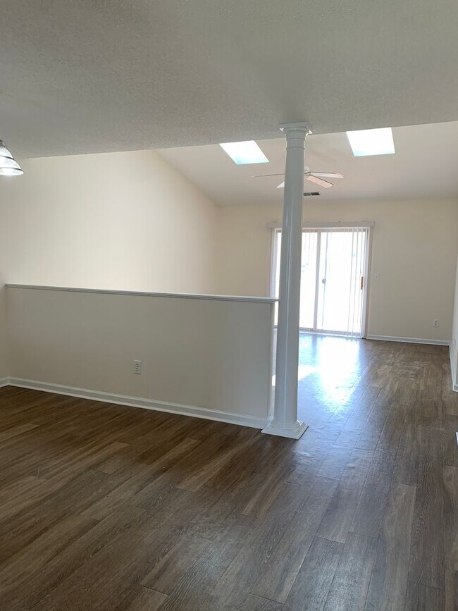 Building Photo - 2 Bedroom, 2 Bath Condo (Holton Place): Wa...
