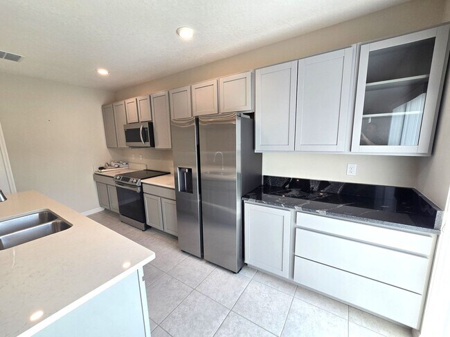 Building Photo - Stunning 4 bedroom, 2-bathroom home