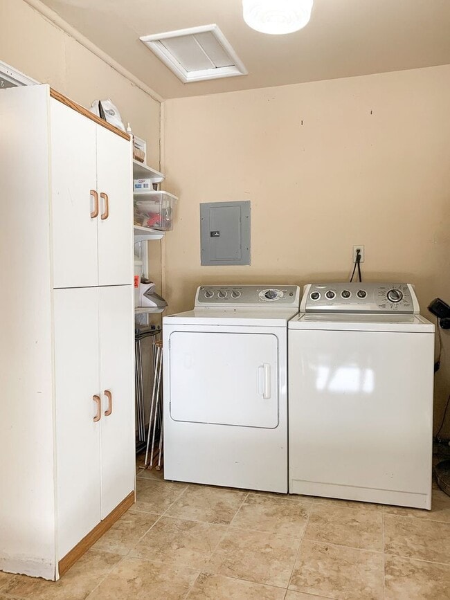 Building Photo - Charming Duplex Style 1 Bedroom 1 Bathroom Menlo Park Bungalow!