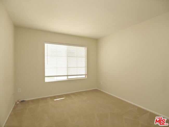 Building Photo - 10627 Moorpark St