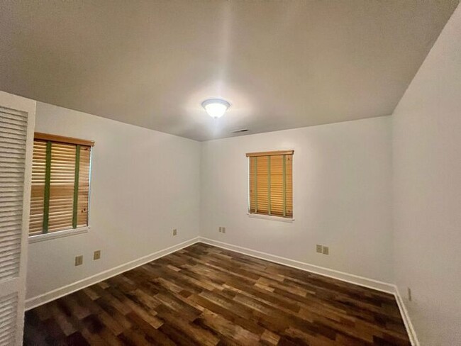 Building Photo - Freshly paint! No Carpet! Barn/Garage! Fir...