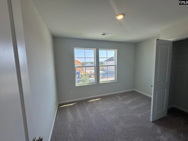 Building Photo - 3080 Hallsdale Dr