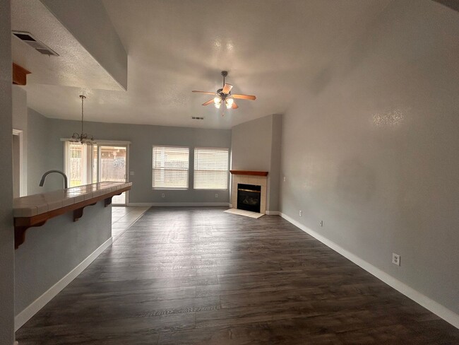 Building Photo - Nice house for rent in Tulare!