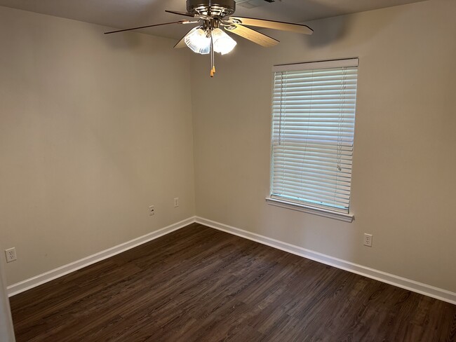 Building Photo - 2408 Versailles Dr
