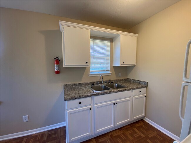 Building Photo - 3024 Elgin St