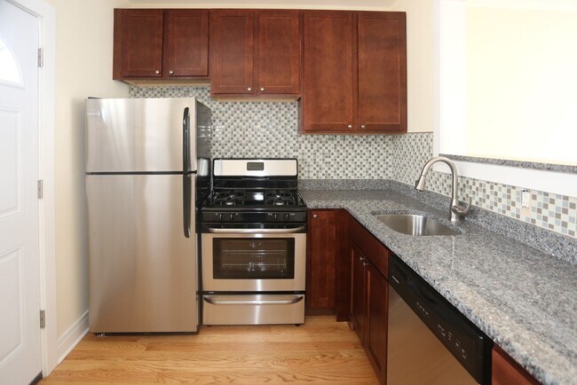 Building Photo - 4422 N Wolcott Ave