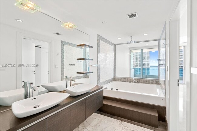 Building Photo - 200 Biscayne Blvd Way