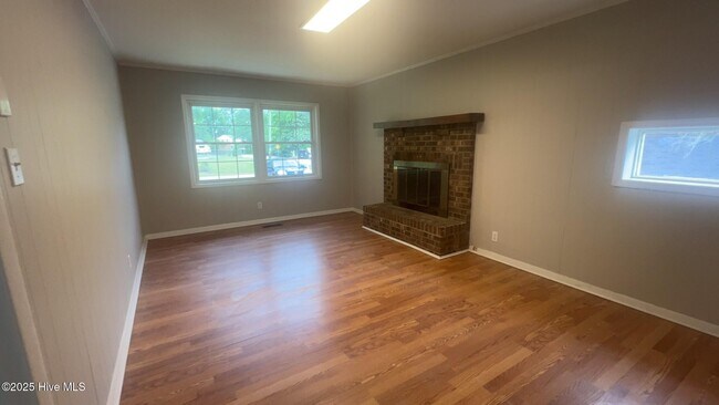 Building Photo - 104 Greencrest Cir