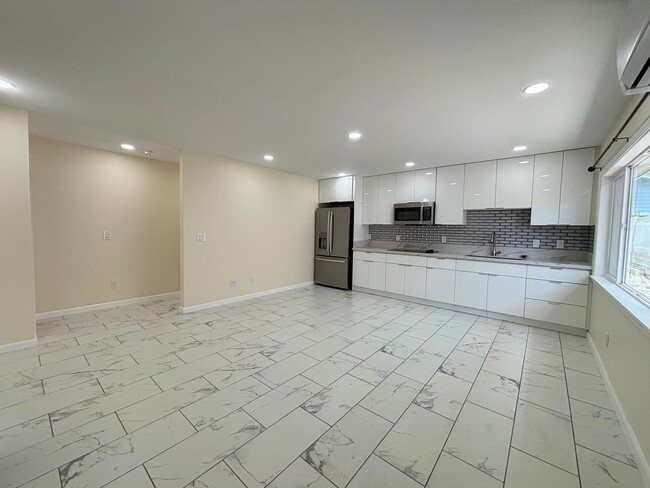 Building Photo - 1674 Kino St