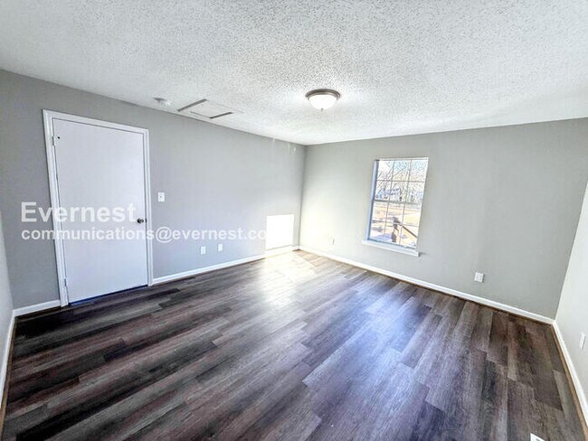 Building Photo - Limited Time Special Offer - Split your security deposit payment. 3 Bed/1 Bath Home with Fenced Y...