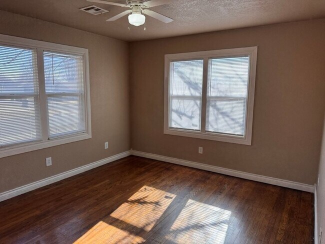 Building Photo - 3 bed, 1 and a 1/2 bath , one car garage! New paint, updates throughout and ready for move in!