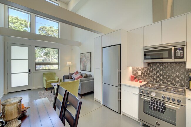 Building Photo - 3bd/2.5ba Seattle Townhome