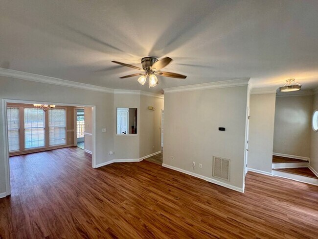Building Photo - Stylish Living on a Cul-de-Sac in The Poin...
