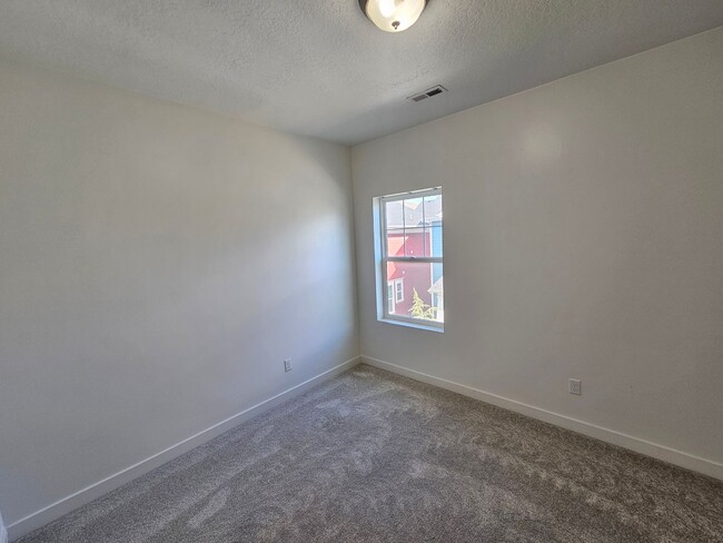 Building Photo - Amazing 4 Bed, 3.5 Daybreak Home with Office