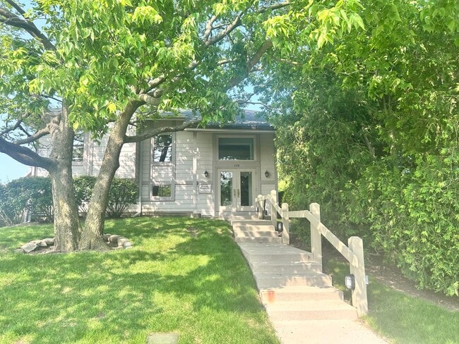 Building Photo - 646 White Ct