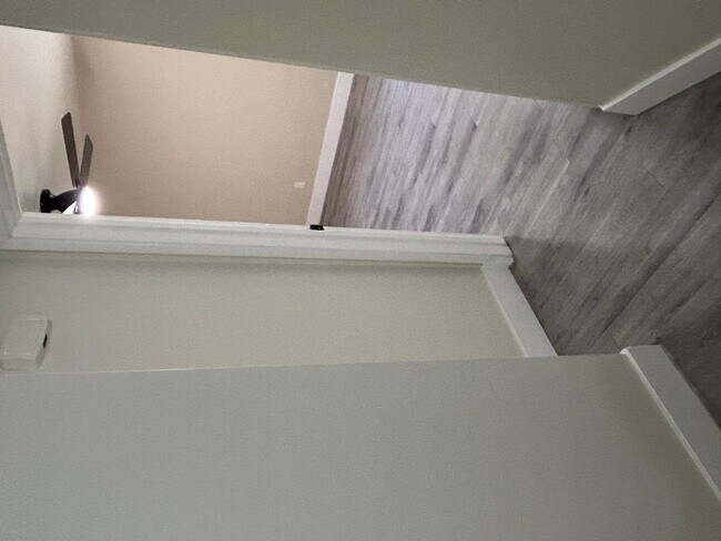 Building Photo - 726 E 3rd Ave