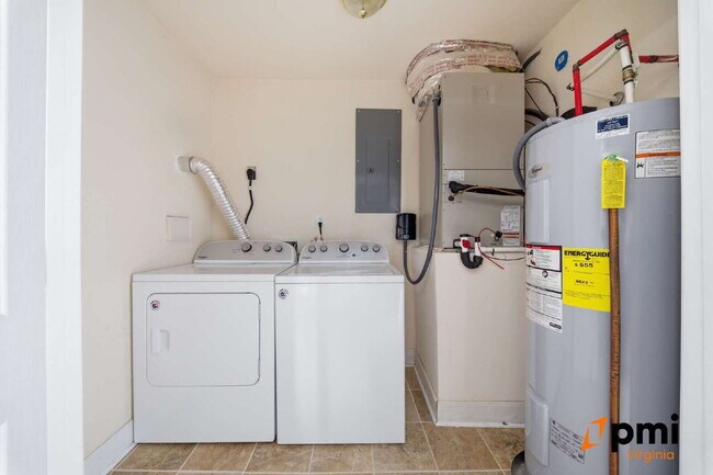 Building Photo - 4 BEDROOM 2 BATH RENOVATED HOME IN NORFOLK, PETS ACCEPTED