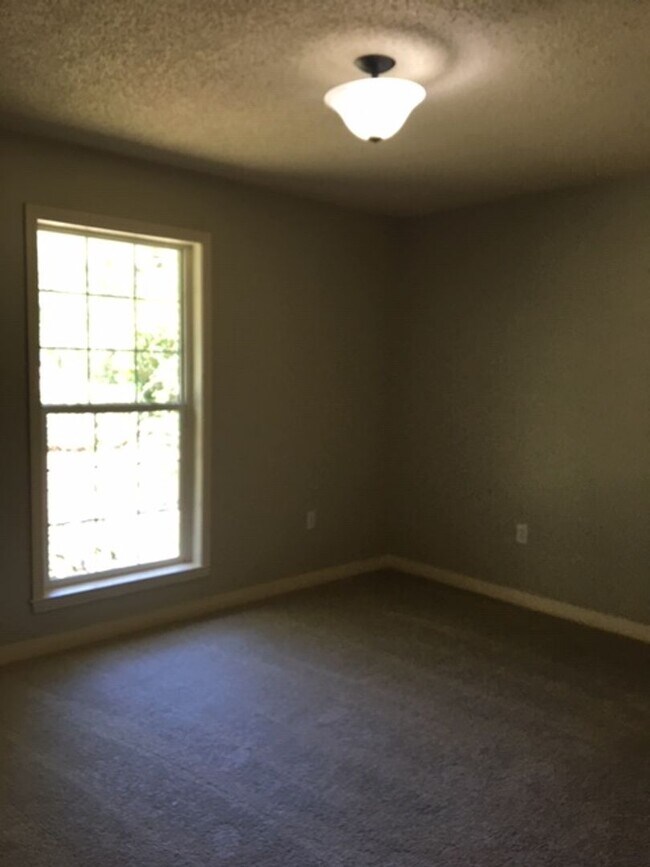 Building Photo - 3 Bedroom 2 Bath
