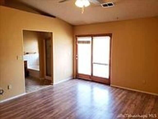 Building Photo - Beautiful 3/2 in Oak Knolls