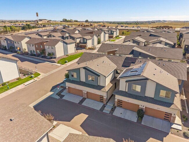Building Photo - Modern 2 Bedroom, 2.5 Bathroom Townhome with a Loft, Central A/C, Gas Fireplace, and Washer and D...