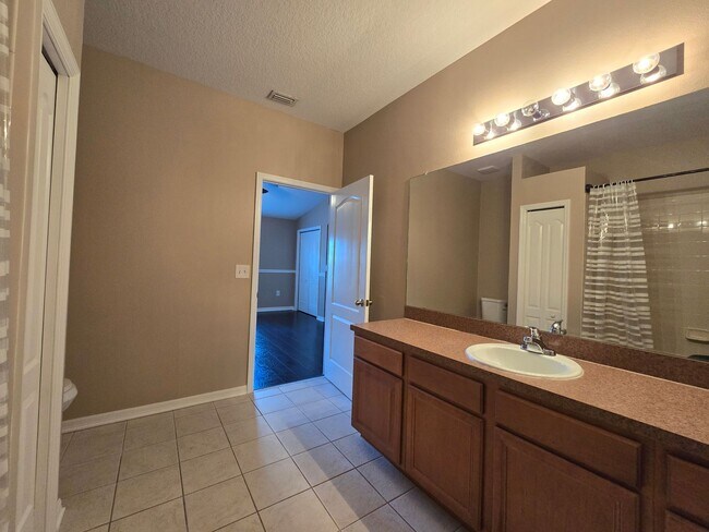 Building Photo - Great Town Home in Gated Community with Pool and Pond View