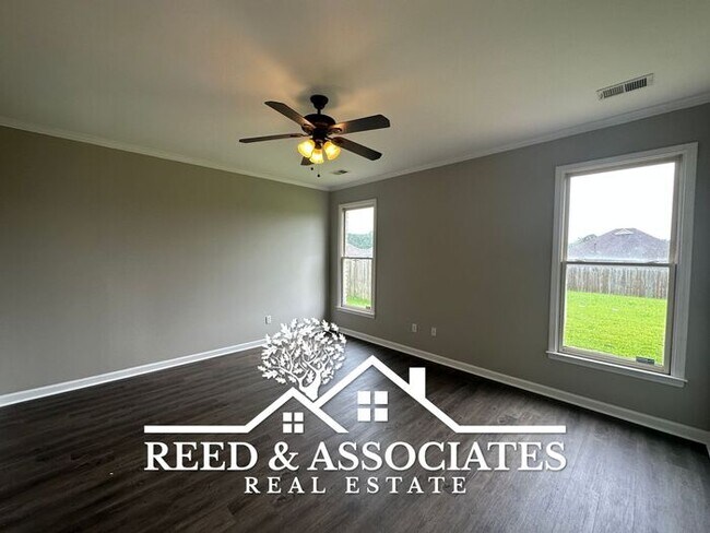 Building Photo - 4 Bedrooms in Southaven!